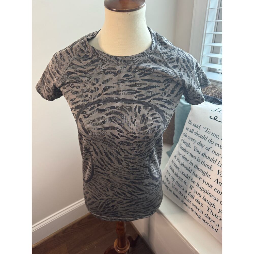 lululemon athletica Gray and Black Short Sleeve Tee